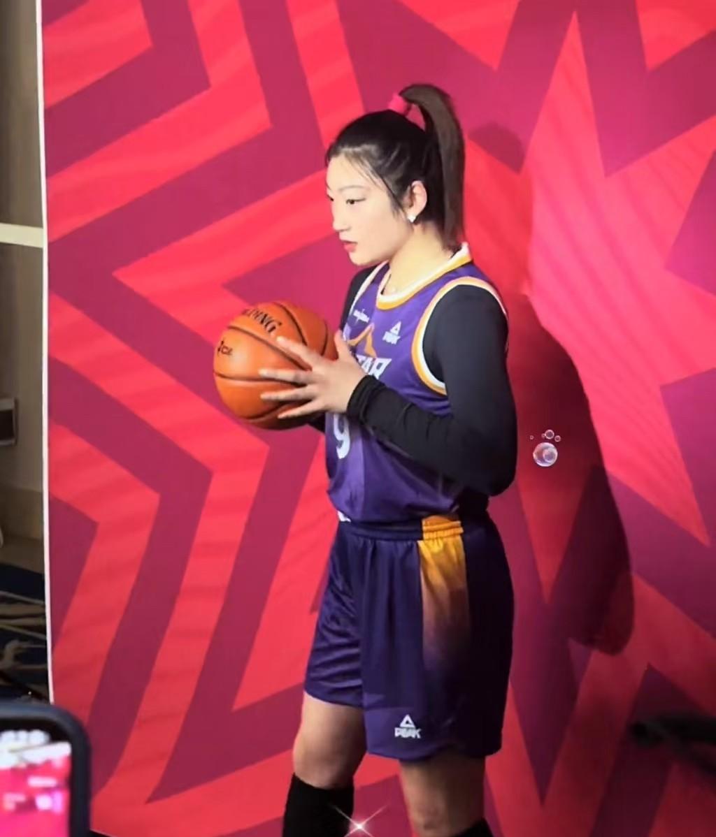 4届助攻王+2届抢断王!中国女篮26岁控卫蜕变:张子宇绝配