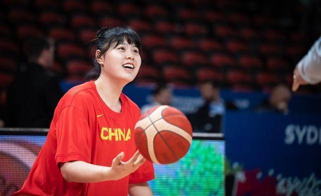 包含李月汝首发砍10分15板篮板创WNBA生涯新高的词条