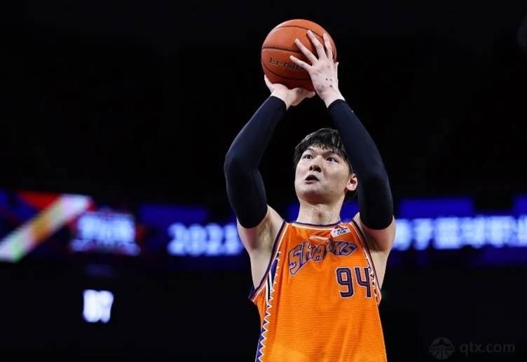 关于曝王哲林三年顶薪续约上海上赛季场均14.8分8篮板的信息