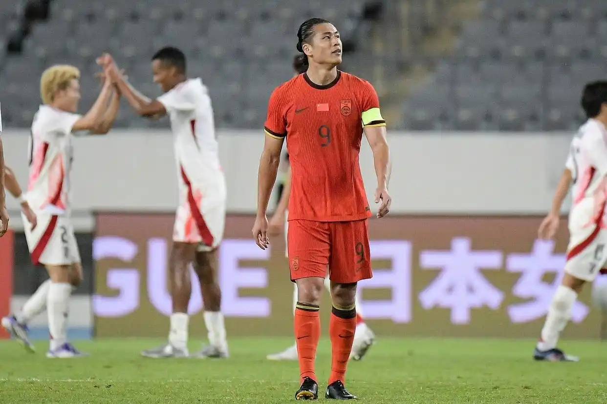 包含怎么踢都踢不过！国足面前，日本队如镜子般存在的词条